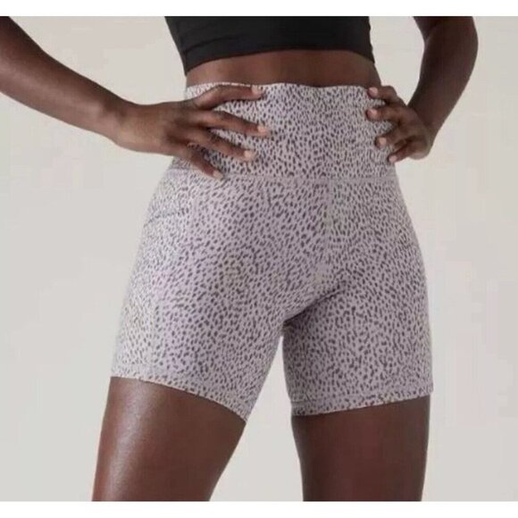 Athleta Pants - Athleta Salutation Stash Pocket II Printed 7” Short Size Small Animal Print NWT